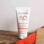 Une couvrance proche d'une BB Crème, une texture facile à appliquer, le tout avec un SPF50 pour protéger votre joli teint 🌞 
La Crème Solaire Teintée SPF50 possède tous les atouts pour s'intégrer facilement à votre routine beauté quotidienne !

💛L’association de pigments naturels et de micas réflecteurs de lumière illumine le teint, pour un effet bonne mine au naturel. 

✨Sa formule onctueuse est un véritable soin quotidien qui offre confort et souplesse à la peau. 

Un des petit + supplémentaire 🤗: Son fini est poudré, parfait pour une peau matifiée, même au soleil.

#cremesolairebio #protectionsolaire #soinsnaturels #beautébio #cosmetiquesbio
#ecoresponsable #santeaunaturel #produitsnaturels #protectiondelapeau #acorelle