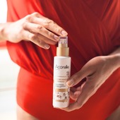 Un extrait d’Urucum, un macérât huileux de Carotte bio, de l'huile de Buriti bio, de l'huile de Tournesol et c'est tout.🥳🥕

Le Soin Préparateur de bronzage et sa liste d'ingrédients très minimaliste est un véritable soin quotidien qui sublime la peau et révèle tout son éclat. ✨

👉À utiliser en cure, il permet de nourrir la peau en profondeur et stimule la synthèse de mélanine.
🧡 Résultat
Quelques sprays après la douche pendant quelques jours et hop vous voilà prêt(e)s à obtenir un beau teint halé cet été !

#acorelle #nouveaute #nouveauproduit #teasing #nouveaute #cosmétiquenaturelle #greenbeauty #organic #green #belleaunaturel #beauty #expertise #routine #beautyritual #beautyroutine #eshop #cosmétiquebio #bio #beautébio #beauténaturelle #beautéaunaturel
